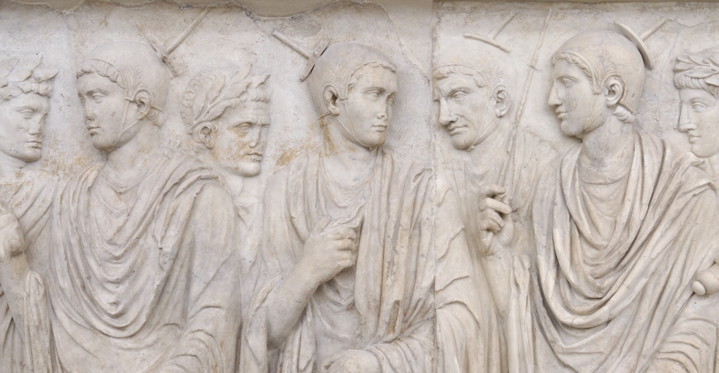 Ara Pacis Augustae, fregio con processione sull’attuale lato est del recinto. Particolare con Flamines. Museo Ara Pacis Augustae, Archivio Fotografico.