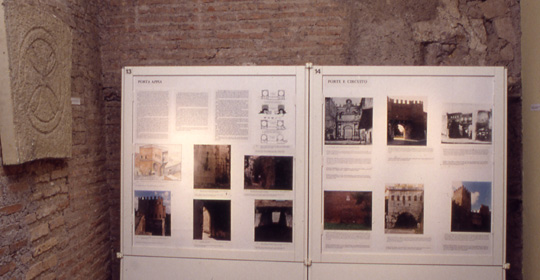 Sala IV - la stanza contiene alcuni pannelli sulla Porta Appia e altre porte del circuito