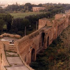 Veduta dall??alto del tratto di mura da Porta S. Sebastiano verso via C. Colombo